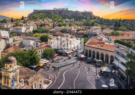 Athènes, Grèce, paysage urbain avec place Monastiraki et Acropole au coucher du soleil. Banque D'Images