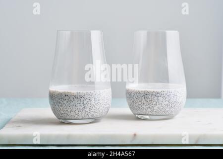 Pudding aux graines de Chia en verre.Concept de super-alimentation de forme physique saine.Smoothie prêt-à-manger Banque D'Images