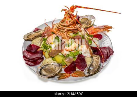 Ligurien Cappon Magro, une ancienne recette traditionnelle de Ligurien à base de poisson, coquillages, fruits de mer et légumes sur pain sec, nourriture de l'époque de Carême, isolat Banque D'Images