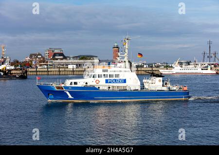 Hambourg patrouille côtière bateau BÜRGERMEISTER BRAUER entrant dans le port de Cuxhaven Banque D'Images