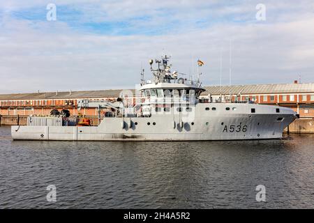 Le navire de patrouille DE la marine norvégienne OLAV TRYGGVASON quitte le port de Cuxhaven Banque D'Images