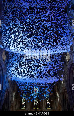 Sur l'installation artistique d'Angel Wings à Hexham Abbey pour la pandémie de Covid-19, Hexham, Northumberland, Angleterre, Royaume-Uni Banque D'Images