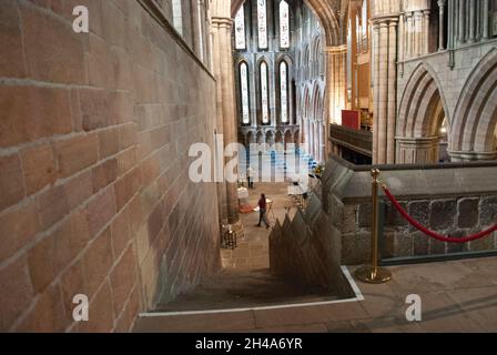 Du haut de l'escalier de nuit à Hexham Abbey, Hexham, Northumberland, Angleterre, Royaume-Uni Banque D'Images