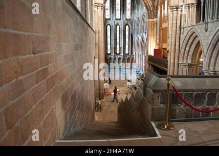 Du haut de l'escalier de nuit à Hexham Abbey, Hexham, Northumberland, Angleterre, Royaume-Uni Banque D'Images