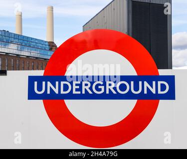 Nouveau panneau et station de métro à la station électrique de Battersea Banque D'Images
