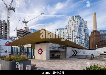 Nouveau panneau et station de métro à la station électrique de Battersea Banque D'Images