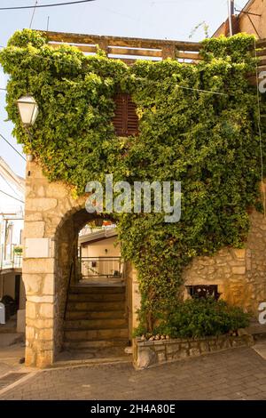 Une maison en pierre historique dans le village médiéval de Dobrinj, sur l'île de Krk, dans le comté de Primorje-Gorski Kotar, dans l'ouest de la Croatie Banque D'Images