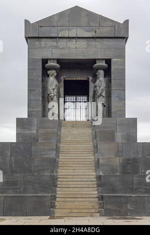 Belgrade, Serbie - 23 octobre 2021 : le Monument du héros inconnu au sommet de la montagne Avala Granite noire. Banque D'Images