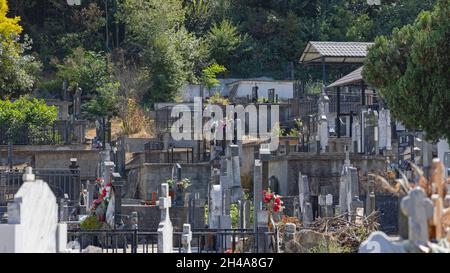 Belgrade, Serbie - 11 septembre 2021 : tombes dans le vieux cimetière de la municipalité de Vinca. Banque D'Images