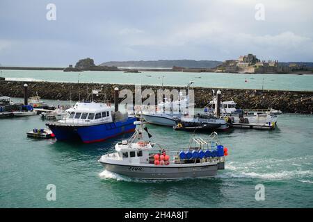 Un seul bateau retourne au port de St Helier, Jersey, alors que les pêcheurs et les pêcheries de l'île ralentivent les échanges avant les discussions politiques et allègent lentement la pêche.Le Royaume-Uni ne « repassera » pas face aux menaces « déraisonnables » du président français Emmanuel Macron au sujet de la ligne de pêche post-Brexit, a déclaré le ministre des Affaires étrangères Liz Truss.Date de la photo : lundi 1er novembre 2021. Banque D'Images