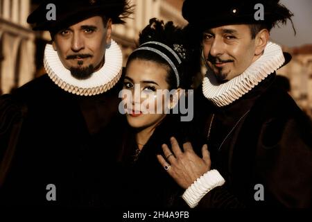 Karneval Veneig, Carnevale di Venezia, Masken in Veneig, Maskerade Venise, Veneig Karneval, Masken mit Kostümen, Kleidern und schönen Frauen Banque D'Images