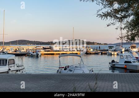 Vodice, Croatie - 5 juin 2021 : magnifique coucher de soleil sur Vodice, petite ville de pêche sur la côte adriatique et port avec bateaux ancrés dans la baie Banque D'Images