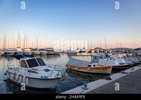 Vodice, Croatie-5 juin 2021: Bateaux ancrés dans le port de Vodice, petite destination touristique sur le côté croate de la mer Adriatique pendant le beaut Banque D'Images
