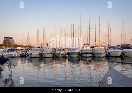 Vodice, Croatie-5 juin 2021: Bateaux ancrés dans le port de Vodice, petite destination touristique sur le côté croate de la mer Adriatique pendant le beaut Banque D'Images