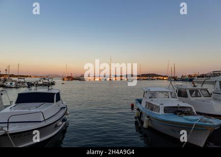 Vodice, Croatie-5 juin 2021: Bateaux ancrés dans le port de Vodice, petite destination touristique sur le côté croate de la mer Adriatique pendant le beaut Banque D'Images