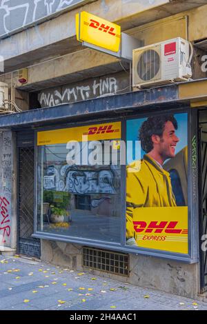 Belgrade, Serbie - 29 octobre 2021 : Compagnie de messagerie DHL Expess Service point petit magasin dans le centre-ville. Banque D'Images