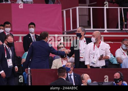 24 JUILLET 2021 - TOKYO, JAPON: Le Président de la France Emmanuel MACRON arrive au Nippon Budokan et est accueilli par le Président de l'Olympii français Banque D'Images