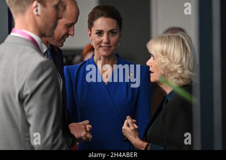 La duchesse de Cambridge (au centre) regarde son mari le duc de Cambridge, (deuxième gauche) parle avec la duchesse de Cornwall (à droite) alors qu'ils quittent une réception à la distillerie Clydeside, Glasgow,Pour les membres clés de l'Initiative des marchés durables et les gagnants et finalistes des premiers Prix Earthshot, la Conférence COP26 des Nations Unies sur les changements climatiques se tiendra à Glasgow.Date de la photo : lundi 1er novembre 2021. Banque D'Images