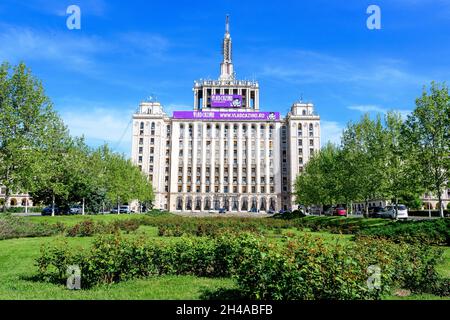 Bucarest, Roumanie - 15 mai 2021 : le bâtiment principal du panorama de la Maison de la presse libre (Casa Presei Libere) dans le style du Real socialiste soviétique Banque D'Images