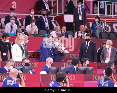 24 JUILLET 2021 - TOKYO, JAPON: Le Président de la France Emmanuel MACRON arrive au Nippon Budokan et est accueilli par le Président de la Fédération française de Judo S. Banque D'Images