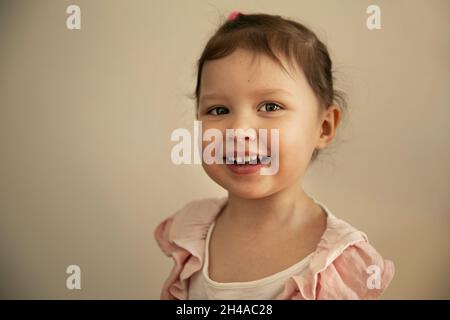 Adorable petite fille heureuse souriant d'oreille en oreille Banque D'Images
