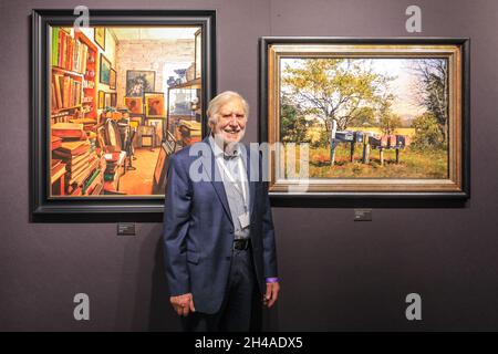 Olympia London Exhibition Centre, Londres, Royaume-Uni.1er novembre 2021.Artiste Michael John Hunt avec deux de ses œuvres exposées.Cette année, la foire d'hiver de l'art et des antiquités présente plus de 70 exposants, revendeurs et galeries.Il célèbre sa 30e année en 2021 et se tiendra à l'Olympia Londres du 2 au 7 novembre 2021.Credit: Imagetraceur/Alamy Live News Banque D'Images