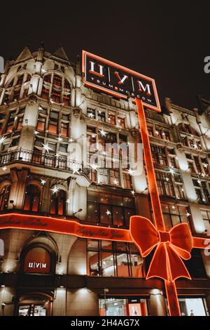 MOSCOU RUSSIE - décembre 15 2020 : le bâtiment est décoré d'un arc rouge du nouvel an et de décades d'étoiles brillantes.TSUM Department Store Moscou.FES Banque D'Images