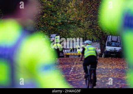 Glasgow, Écosse, Royaume-Uni.1er novembre 2021.COP26 - anneau d'acier temporaire autour du musée Kelvingrove et présence massive de la police dans les zones environnantes du West End de Glasgow avant une réception en soirée COP26 crédit: Kay Roxby/Alay Live News Banque D'Images