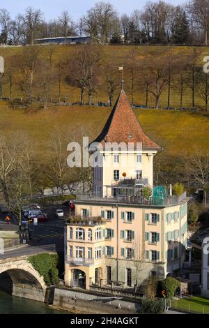 Berne, Suisse - 22 décembre 2015: Maison sur les rives de la rivière dans la 4ème ville la plus peuplée du pays, elle est visible de Nydeggbruecke Banque D'Images