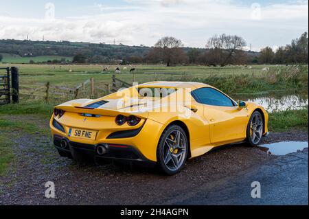 Jaune Ferrari F8 Spider sportswear photographié sur les niveaux de Gwent, Castleton, pays de Galles du Sud, Royaume-Uni. Banque D'Images