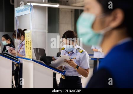 Samut Prakan, Thaïlande.1er novembre 2021.Le personnel de l'aéroport de Suvarnabhumi portant un masque vérifie les documents des voyageurs au point de contrôle.la Thaïlande rouvre le pays le 1er novembre pour les voyageurs entièrement vaccinés en provenance de pays à faible risque de pandémie du coronavirus sans subir d'exigences de quarantaine.Cela vise à stimuler l'industrie et l'économie du tourisme.(Photo de Varuth Pongsaponwatt/SOPA Images/Sipa USA) crédit: SIPA USA/Alay Live News Banque D'Images