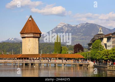 Lucerne, Suisse - 05 mai 2016 : vue vers la grande tour octogonale qui a été construite dans la rivière Reuss et est située à côté de la chapelle couverte Banque D'Images