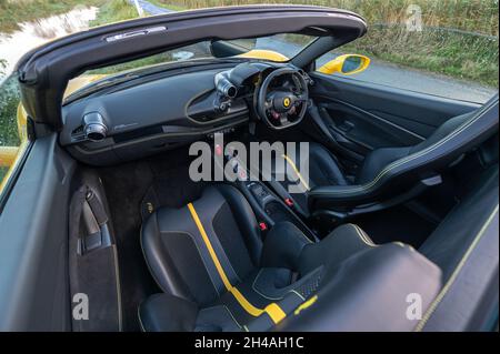 Jaune Ferrari F8 Spider sportswear photographié sur les niveaux de Gwent, Castleton, pays de Galles du Sud, Royaume-Uni. Banque D'Images