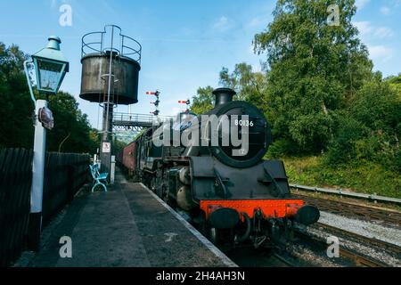 Train à vapeur, le Moorlander, après avoir rempli d'eau de la tour d'eau, Grosmont station sur le North York Moors Heritage Railway, Royaume-Uni Banque D'Images