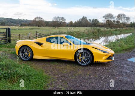 Jaune Ferrari F8 Spider sportswear photographié sur les niveaux de Gwent, Castleton, pays de Galles du Sud, Royaume-Uni. Banque D'Images