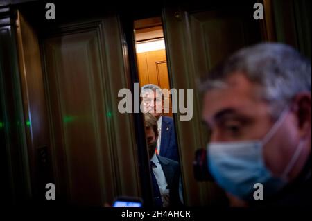 Le sénateur américain Joe Manchin III (démocrate de la Virginie-Occidentale) tient une brève conférence de presse au Capitole des États-Unis à Washington, DC, le lundi 1er novembre 2021.Crédit : Rod Lamkey/CNP/MediaPunch Banque D'Images