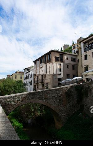 Grenade - Espagne - octobre 11 2019 : magnifique pont médiéval au-dessus de la rivière Daro ancienne partie historique de la ville prise de vue verticale avec espace copie Banque D'Images