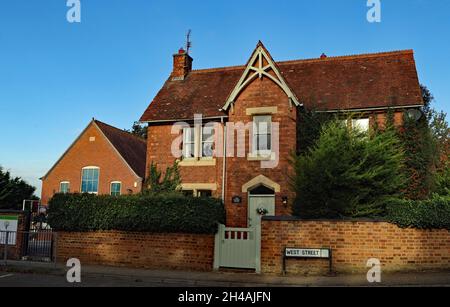 La Maison scolaire de l'académie du village d'Ecton, l'école primaire du village.Ecton est un petit village au nord-est de Northampton. Banque D'Images