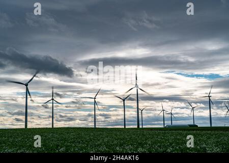 Parc éolien près de Holzweiler, ville d'Erkelenz, tempête, vent fort, centrales éoliennes,NRW, Allemagne Banque D'Images