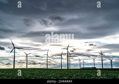 Parc éolien près de Holzweiler, ville d'Erkelenz, tempête, vent fort, centrales éoliennes,NRW, Allemagne Banque D'Images