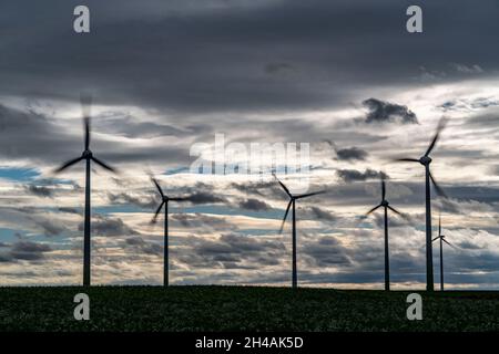 Parc éolien près de Holzweiler, ville d'Erkelenz, tempête, vent fort, centrales éoliennes,NRW, Allemagne Banque D'Images