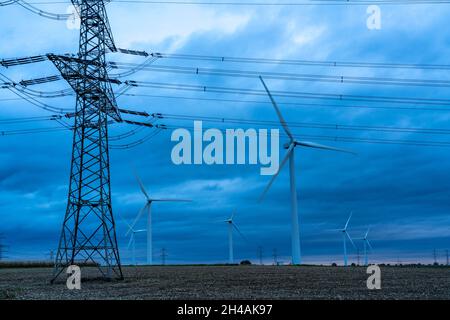 Parc d'éoliennes près de Niederaußen, lignes haute tension, ville de Bergheim, tempête, vent fort,Éoliennes, NRW, Allemagne Banque D'Images