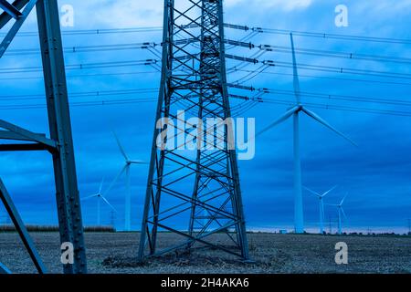 Parc d'éoliennes près de Niederaußen, lignes haute tension, ville de Bergheim, tempête, vent fort,Éoliennes, NRW, Allemagne Banque D'Images