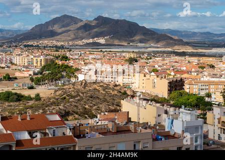 Vue sur la ville de Puerto de Mazarron, Murcia, Espagne, en direction de Sierra de las Moreras et Bolnuevo.Haut terrain au-dessus de la ville Banque D'Images