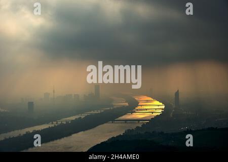 Moddy brumeux lever du soleil avec dieu raies au-dessus de la ville de Vienne en automne de Leopoldsberg Banque D'Images