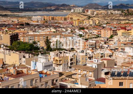 Vue sur la ville de Puerto de Mazarron, Murcia, Espagne, avec des toits, un solarium sur un balcon et une femme qui se lavoir Banque D'Images