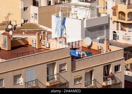 Vue sur la ville de Puerto de Mazarron, Murcia, Espagne, avec des toits, un soleil dehors sur un balcon et le lavage accroché à sécher Banque D'Images