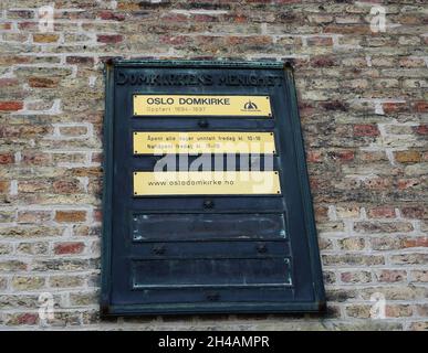 Oslo, Norvège, 29 octobre 2021.Une plaque d'inscription sur la façade murale en briques montrant les heures de travail de l'église Domkirke dans la capi norvégienne Banque D'Images