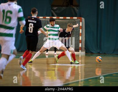 Non exclusif: IVANO-FRANKIVSK, UKRAINE - 29 OCTOBRE 2021 - joueurs de PFC Uragan Ivano-Frankivsk (kit noir) et FC Liqeni Drenas (k blanc et vert Banque D'Images