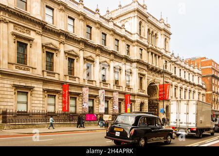 Londres, Royaume-Uni; 15 mars 2011: Royal Academies Complex sur Piccadilly Street. Banque D'Images